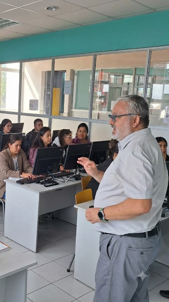 Marcelo Ortiz acompañando a futuros docentes en una actividad de integración tecnológica